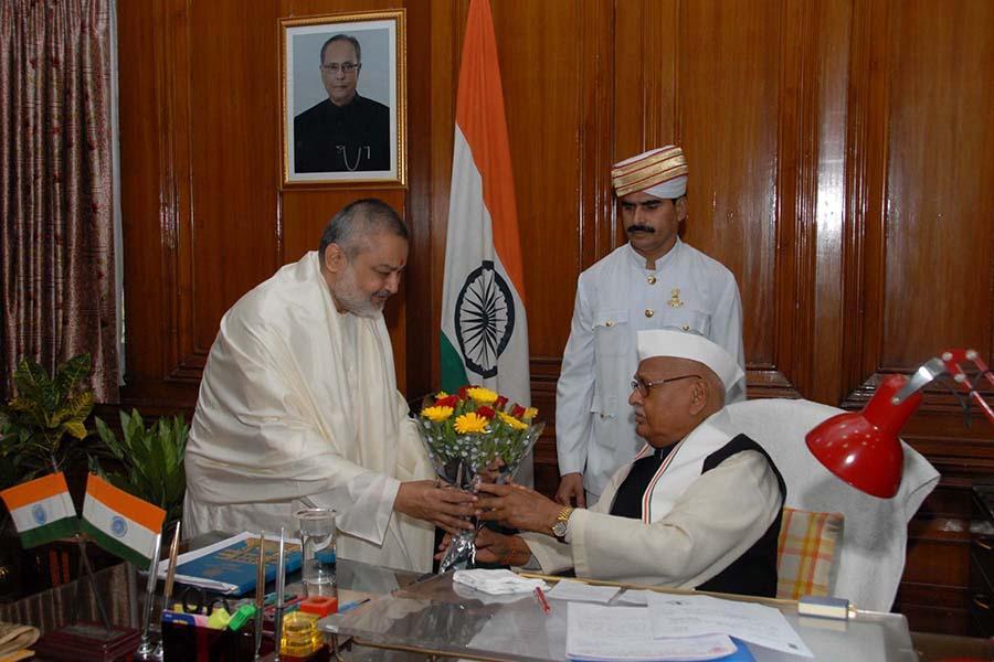 Meeting with His Excellency the Governor of Madhya Pradesh
Brahmachari Girish Ji visited His Excellency The Governor of Madhya Pradesh in November 2015 and submitted the report of Maharishi Mahesh Yogi Vedic Vishwavidyalaya and other activities of Maharishi Organisations.